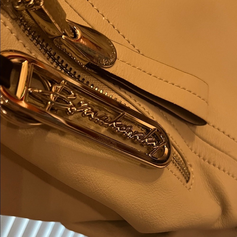 B. Makowsky Elegant Black and Tan Shoulder Bag - Picture 2 of 9